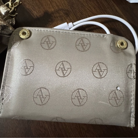 Adrienne Vittadini Charging Wristlet Power Bank Wallet Sparkly Gold iPhone - Picture 6 of 9